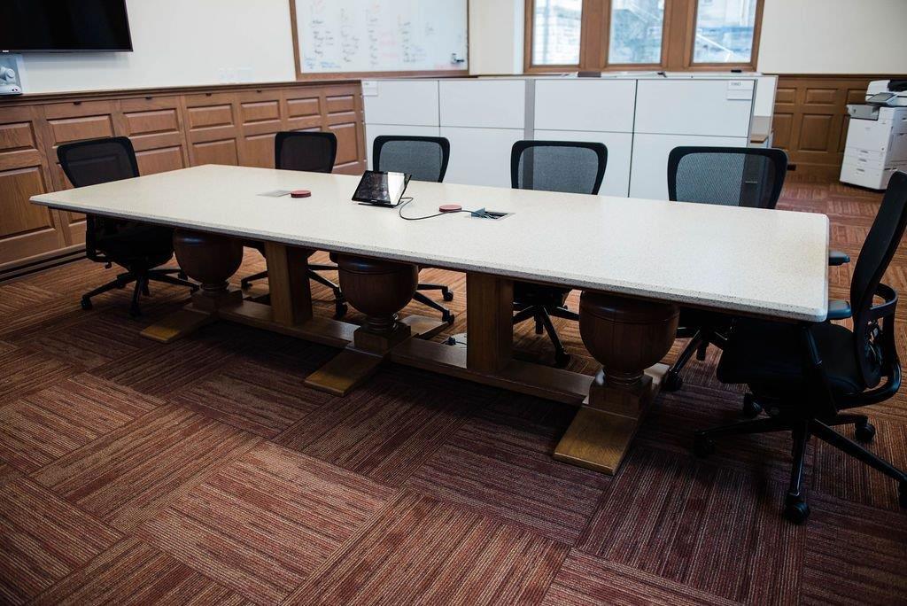 Journalism room with new furniture and finishes.